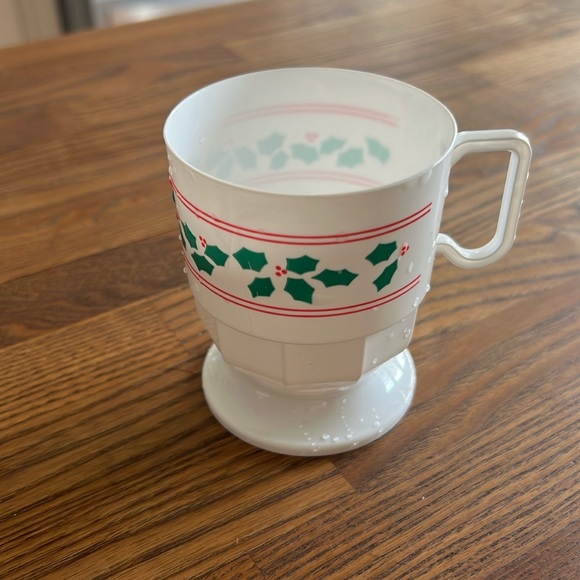 20 Vintage Plastics Inc Christmas Mugs Egg Nog Coffee Hot Cocoa Holly Design - Picture 1 of 1
